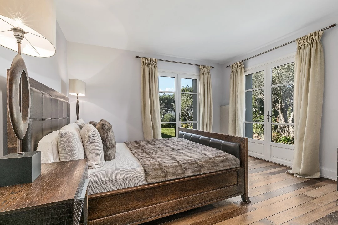 1680593631-Luxury Real estate rent Cannes villa Mosaique bedroom 2.webp